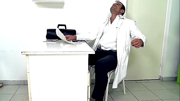 Oyunda Ateş Etmek İsterken Uzaktan Kuzenin Sikine Nişan Alan Kız